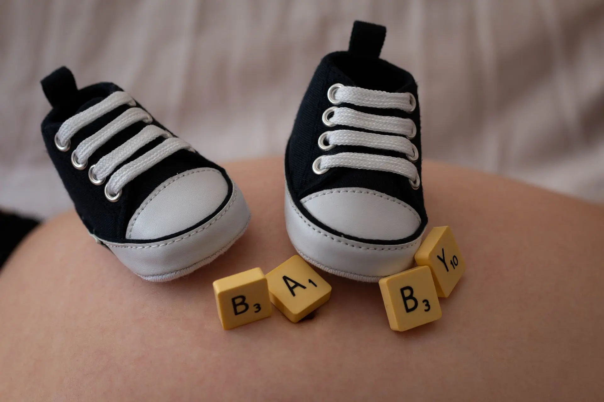 Paire de chaussures d&#39;enfant avec marqué BABY en lettres de scrabble