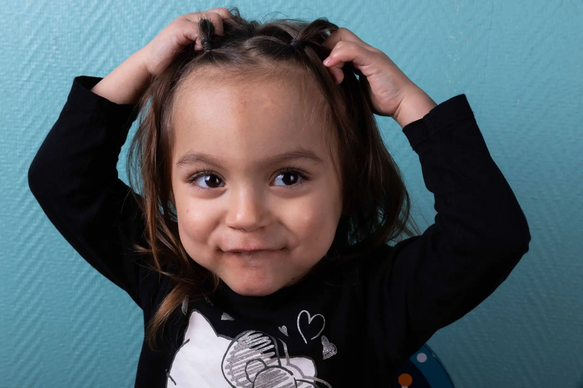 Portrait d&#39;enfant qui fait le clown