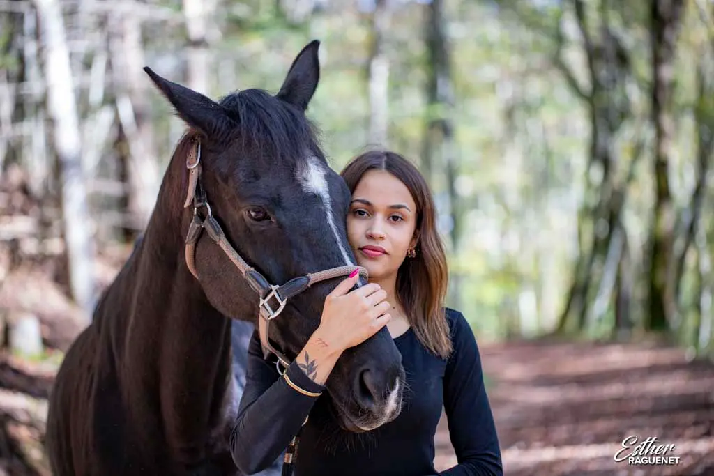Portrait de femme avec un cheval en foret