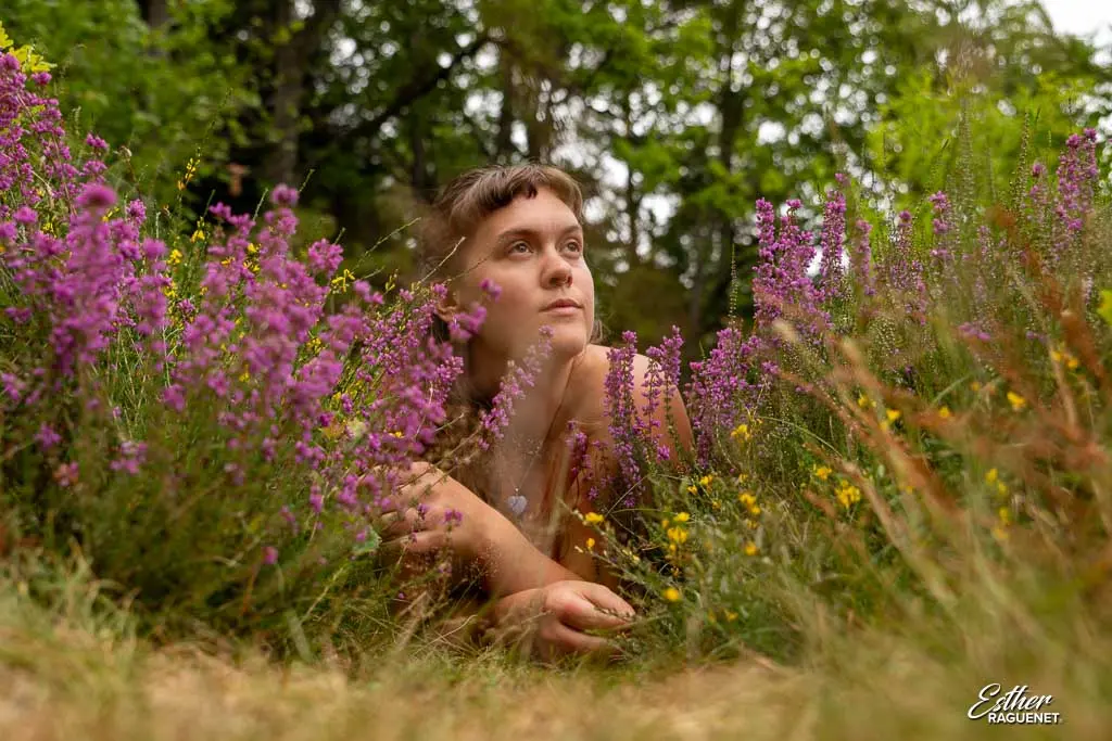 Portrait de femme allongée dans la bruyère