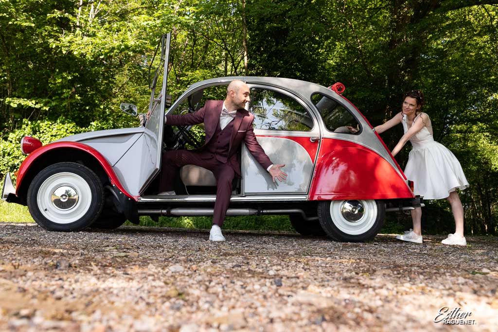 Couple de Mariés avec une 2CV - Esther Raguenet Photographie Mariage